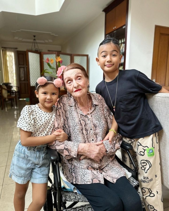 Foto Sharena dengan Sang Nenek yang Berumur Hampir 1 Abad, Disebut Mirip Rose Titanic