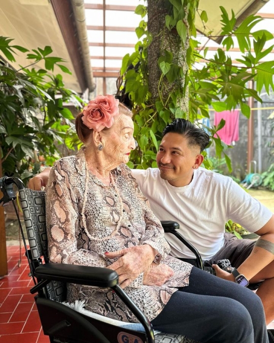 Foto Sharena dengan Sang Nenek yang Berumur Hampir 1 Abad, Disebut Mirip Rose Titanic