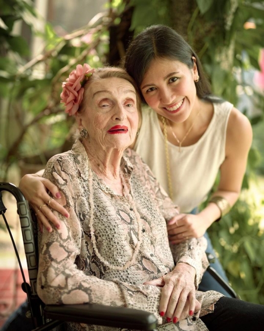 Foto Sharena dengan Sang Nenek yang Berumur Hampir 1 Abad, Disebut Mirip Rose Titanic