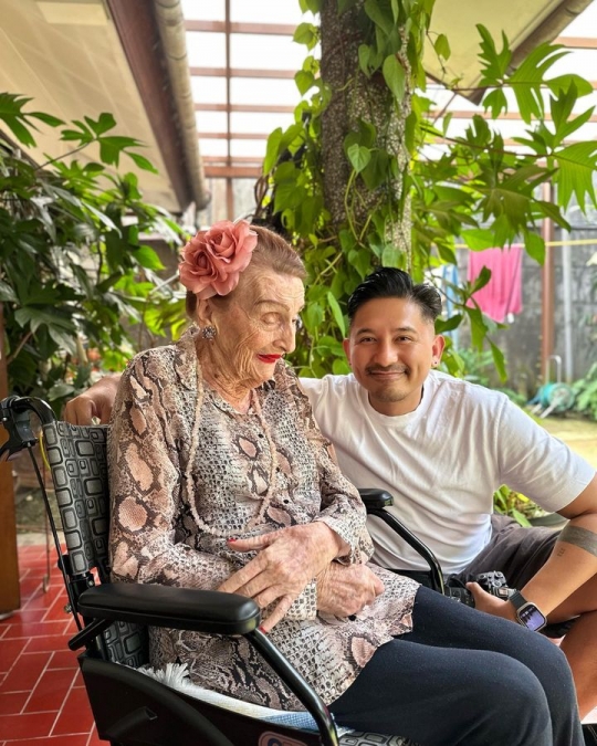 Foto Sharena dengan Sang Nenek yang Berumur Hampir 1 Abad, Disebut Mirip Rose Titanic