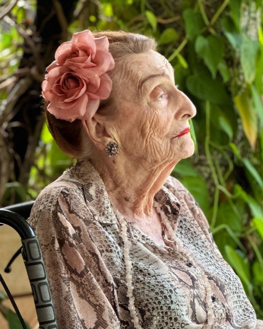 Foto Sharena dengan Sang Nenek yang Berumur Hampir 1 Abad, Disebut Mirip Rose Titanic