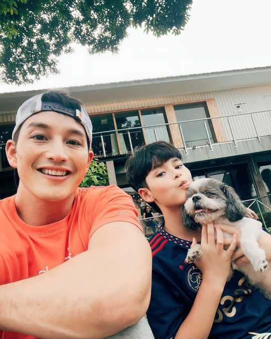 Deretan Foto Kebersamaan Mike Lewis dengan Sang Anak Kenzou, Bestie Banget!