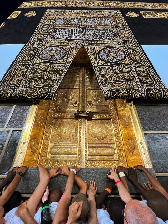 Jelang Puncak Haji, Jutaan Jemaah Umrah Dunia Rebutan Mencium Ka'bah