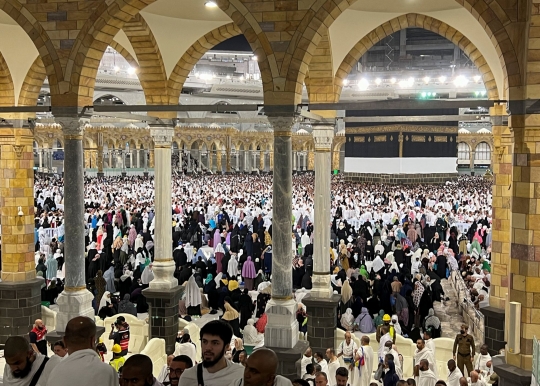 Jelang Puncak Haji, Jutaan Jemaah Umrah Dunia Rebutan Mencium Ka'bah