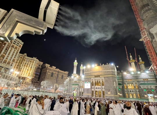 Jelang Puncak Haji, Jutaan Jemaah Umrah Dunia Rebutan Mencium Ka'bah