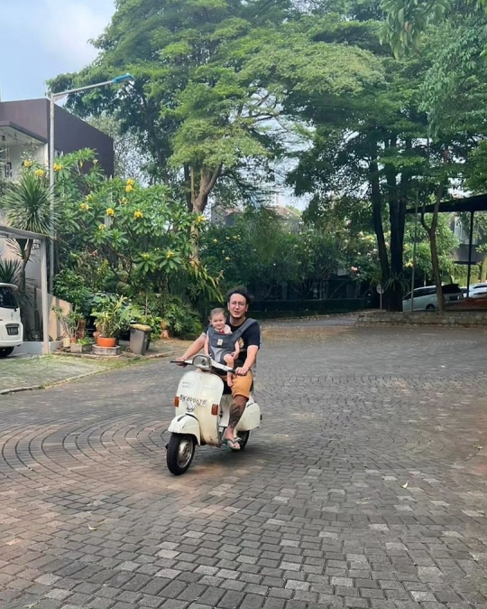 7 Momen Lucu Baby Djiwa Naik Vespa Bersama Sang Ayah, Ekspresinya Gemesin Banget!