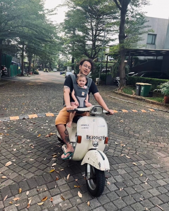 7 Momen Lucu Baby Djiwa Naik Vespa Bersama Sang Ayah, Ekspresinya Gemesin Banget!