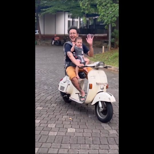 7 Momen Lucu Baby Djiwa Naik Vespa Bersama Sang Ayah, Ekspresinya Gemesin Banget!