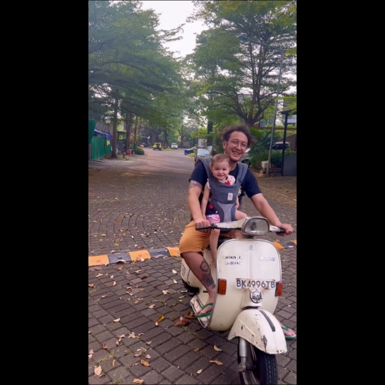 7 Momen Lucu Baby Djiwa Naik Vespa Bersama Sang Ayah, Ekspresinya Gemesin Banget!