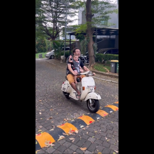 7 Momen Lucu Baby Djiwa Naik Vespa Bersama Sang Ayah, Ekspresinya Gemesin Banget!