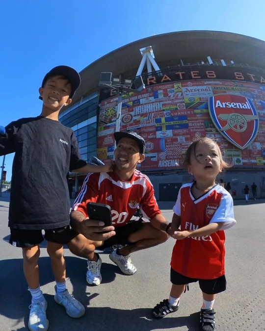 Liburan di Inggris, ini Momen Keseruan Irfan Bachdim Ajak Anak ke Markas Klub Arsenal