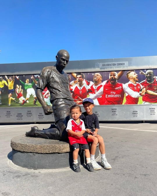 Liburan di Inggris, ini Momen Keseruan Irfan Bachdim Ajak Anak ke Markas Klub Arsenal