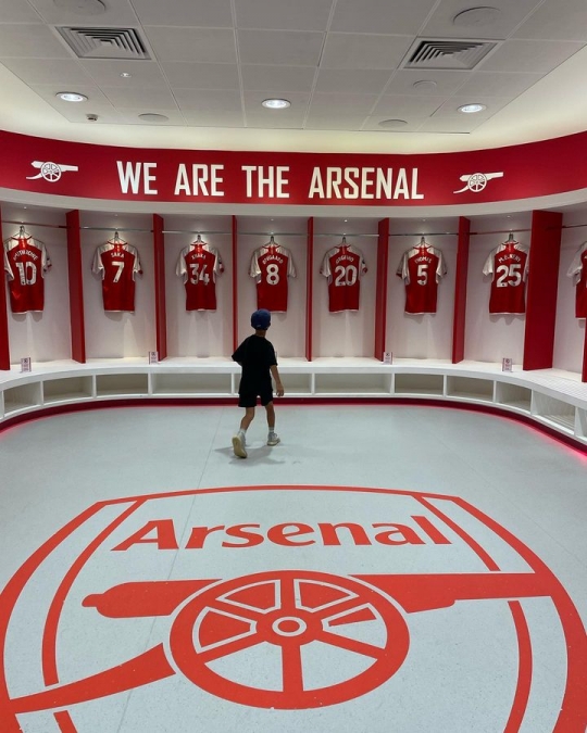 Liburan di Inggris, ini Momen Keseruan Irfan Bachdim Ajak Anak ke Markas Klub Arsenal