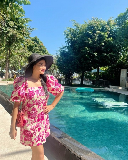 7 Potret Cantik Titi Kamal Liburan di Bali, Pose Pinggir Pantai Bikin Salfok