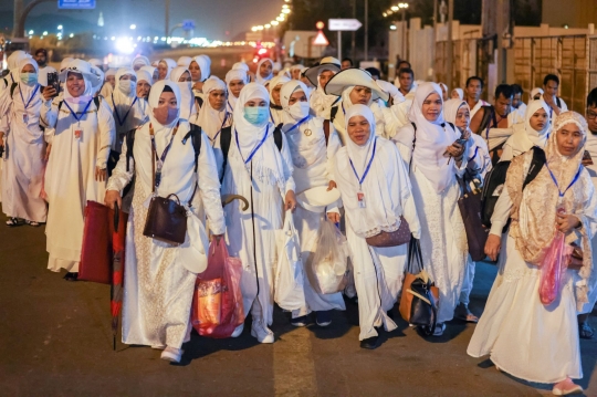 Jemaah Haji Mulai Menuju Jabal Rahmah untuk Mencari Tempat Berdoa di Arafah