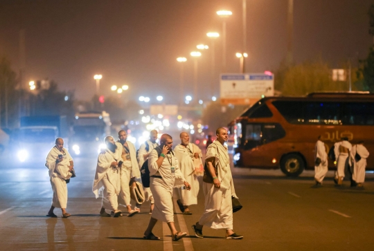 Jemaah Haji Mulai Menuju Jabal Rahmah untuk Mencari Tempat Berdoa di Arafah