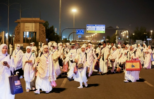 Jemaah Haji Mulai Menuju Jabal Rahmah untuk Mencari Tempat Berdoa di Arafah