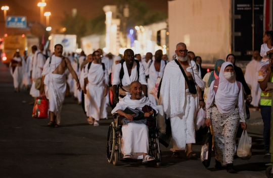 Jemaah Haji Mulai Menuju Jabal Rahmah untuk Mencari Tempat Berdoa di Arafah