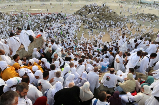 Menjelang Wukuf di Arafah, Ribuan Jemaah Haji Penuhi Jabal Rahmah