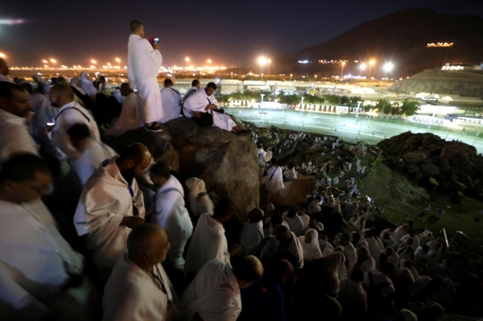 Menjelang Wukuf di Arafah, Ribuan Jemaah Haji Penuhi Jabal Rahmah