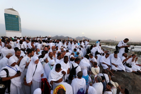 Menjelang Wukuf di Arafah, Ribuan Jemaah Haji Penuhi Jabal Rahmah