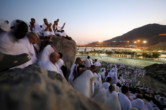 Menjelang Wukuf di Arafah, Ribuan Jemaah Haji Penuhi Jabal Rahmah