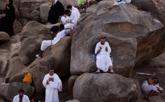 Menjelang Wukuf di Arafah, Ribuan Jemaah Haji Penuhi Jabal Rahmah