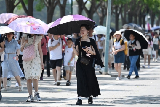 Potret China Dilanda Suhu 40 Derajat Celsius, Warga Kepanasan Sampai Nyebur Kanal