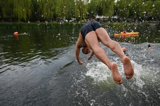 Potret China Dilanda Suhu 40 Derajat Celsius, Warga Kepanasan Sampai Nyebur Kanal