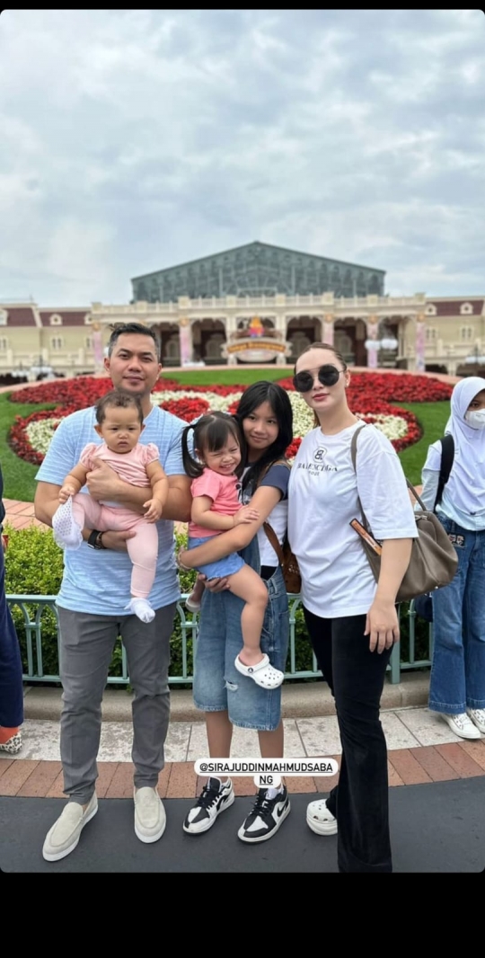 6 Potret Zaskia Gotik Liburan di Disneyland Tokyo, Penampilannya Curi Perhatian