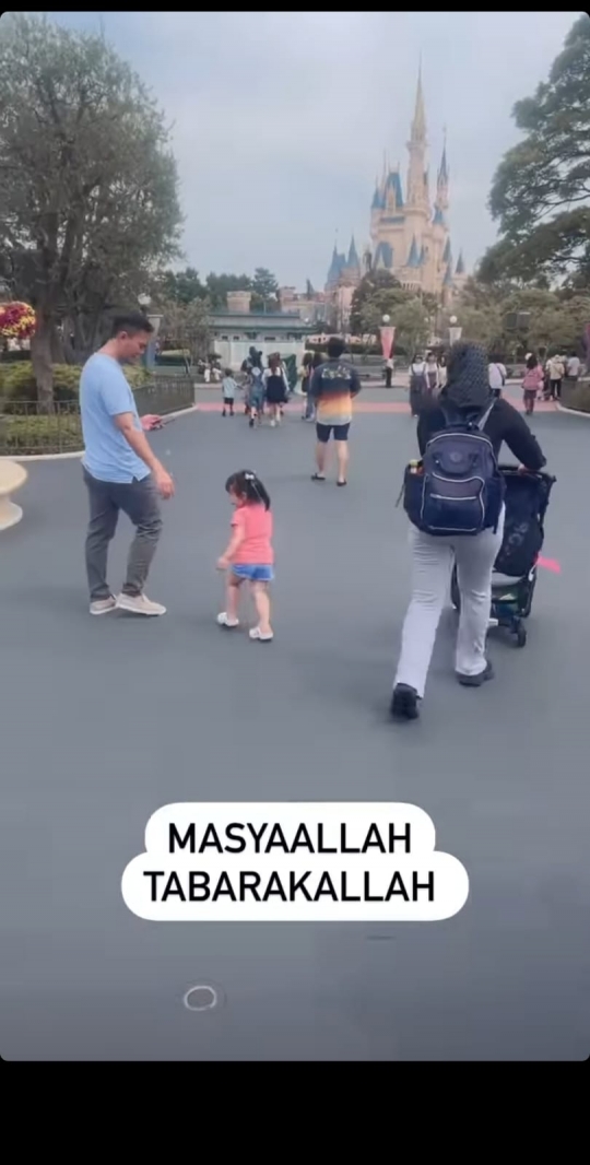 6 Potret Zaskia Gotik Liburan di Disneyland Tokyo, Penampilannya Curi Perhatian