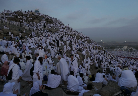 Suasana Jemaah Haji Indonesia Khusyuk Berdoa saat Wukuf di Arafah