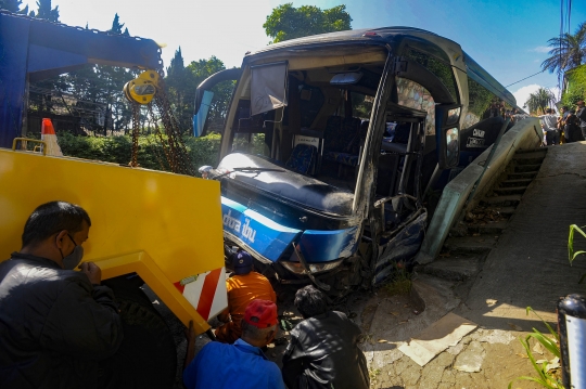 Rem Blong, Bus AKAP Seruduk Angkot di Puncak Bogor