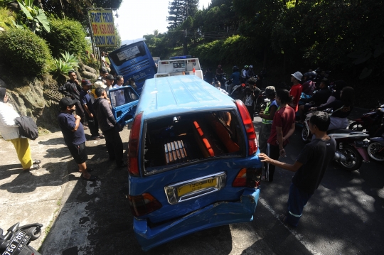 Rem Blong, Bus AKAP Seruduk Angkot di Puncak Bogor