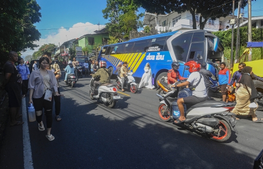 Rem Blong, Bus AKAP Seruduk Angkot di Puncak Bogor