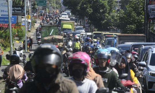 Rem Blong, Bus AKAP Seruduk Angkot di Puncak Bogor