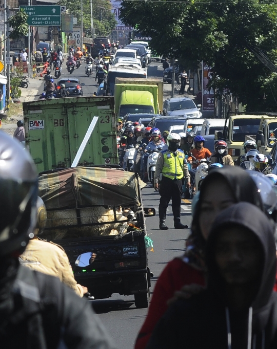 Rem Blong Bus Akap Seruduk Angkot Di Puncak Bogor 1799