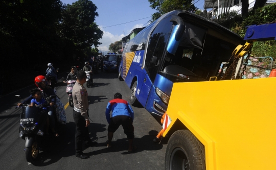 Rem Blong, Bus AKAP Seruduk Angkot di Puncak Bogor