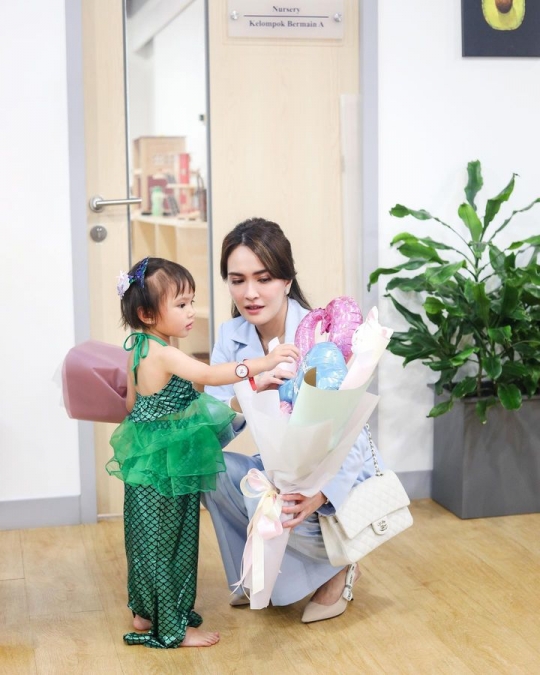 Lucu! Potret Claire Anak Shandy Aulia Pakai Baju Mermaid saat Pertunjukan di Sekolah