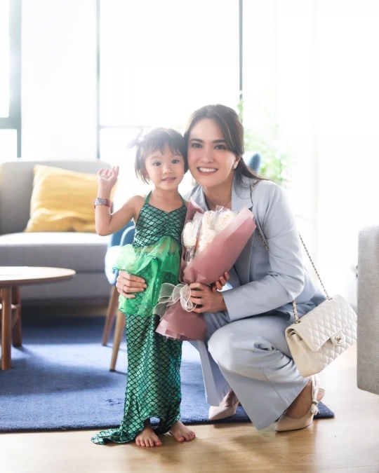 Lucu! Potret Claire Anak Shandy Aulia Pakai Baju Mermaid saat Pertunjukan di Sekolah