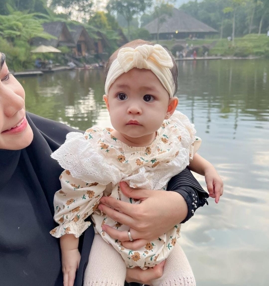 Gemas Banget, Ini Potret Anisa Rahma Ajak Si Kembar Cantik Jalan-jalan di Bandung