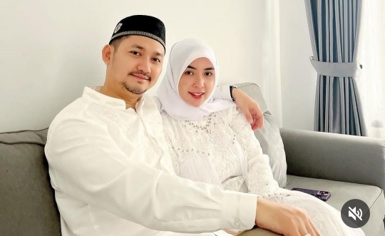 Penuh Kehangatan, Potret Perdana Angga Wijaya Rayakan Idul Adha Bareng Istri Baru