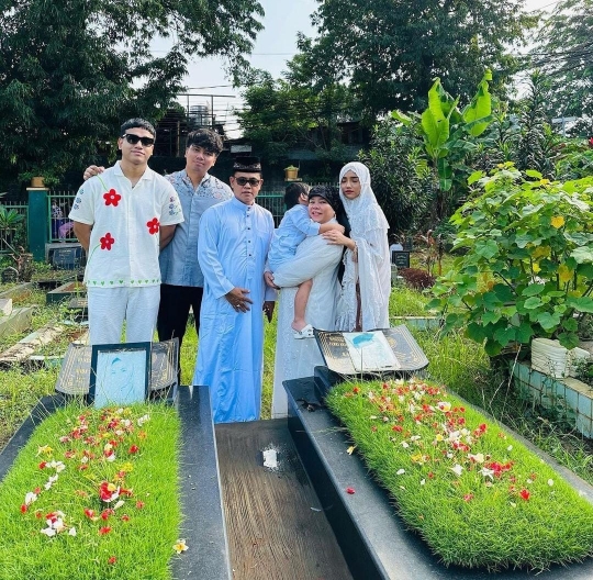 Potret Fuji Ziarah ke Makam Vanessa Angel dan Bibi Ardiansyah saat Idul Adha