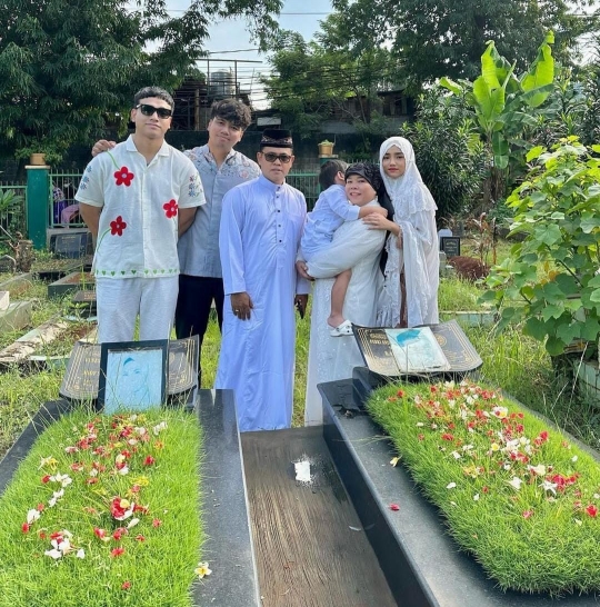 Potret Fuji Ziarah ke Makam Vanessa Angel dan Bibi Ardiansyah saat Idul Adha