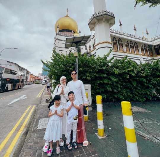 Pengalaman Perdana Nycta Gina dan Keluarga Rayakan Idul Adha di Singapura