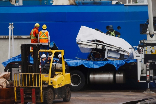 Penampakan Puing Kapal Selam Titan yang Berhasil Diangkat ke Daratan