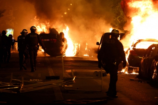 Paris Membara, Mobil-Mobil Dibakar Massa yang Ngamuk usai Remaja Ditembak Mati Polisi