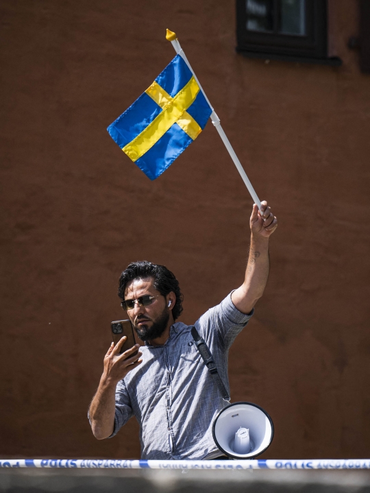 Momen Pria di Swedia Robek dan Bakar Alquran di Depan Masjid, Tapi Malah Dicueki