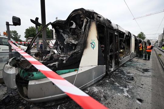 Potret Sisa-Sisa Kerusuhan Prancis: Mobil, Trem, dan Balai Kota Hangus Dibakar Massa