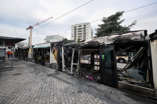 Potret Sisa-Sisa Kerusuhan Prancis: Mobil, Trem, dan Balai Kota Hangus Dibakar Massa